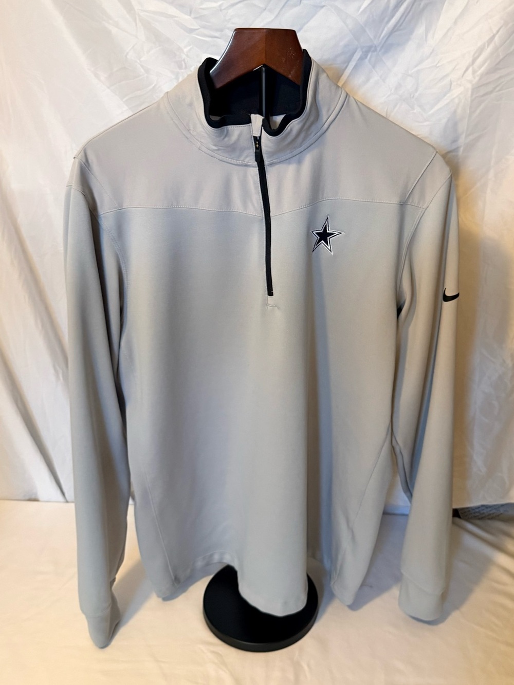 Nike Golf Men’s Light Gray Quarter-Zip Pullover with Dallas Cowboys Logo (JJ3)